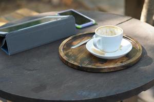 la taza de café terminada se colocó sobre la mesa foto