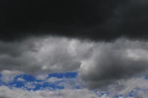 clima tormentoso y nubes oscuras foto