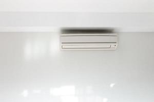 aire acondicionado montado en la pared en la casa blanca foto
