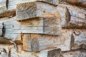 pared de madera de troncos. esquina de una casa de troncos foto