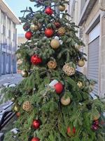 arbol de navidad en el centro de la ciudad foto