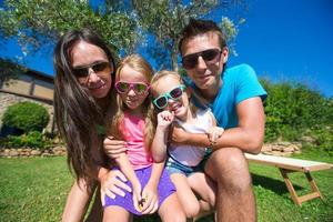 primer plano de una hermosa familia de cuatro en vacaciones tropicales foto