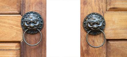 primer plano en asia, china bronce - metal estilo león gemelo la puerta de madera golpeada se desliza hacia arriba con un fondo blanco sólido. camino de recortes foto