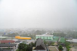 paisaje de la ciudad de pattaya en el tiempo de lluvia desde la vista de drones. foto