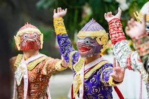 la interpretación de la historia dramática tradicional tailandesa khon epic, ramakien o ramayana con el mono blanco hanuman y otros. foto