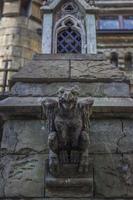 antigüedad en detalle. decoración de casas, balcones, ventanas, esculturas, paredes. elementos de diseño arquitectónico de edificios. yeso viejo, decoraciones de piedra. elementos de la arquitectura gótica foto