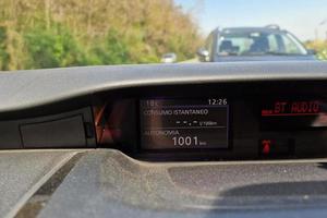 Car autonomy display in italian photo