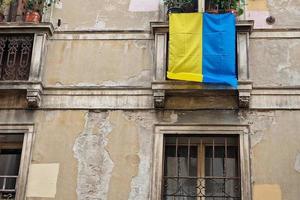 bandera amarilla y azul de ucrania en un balcón foto