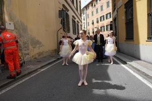 Génova, Italia - 5 de mayo de 2018 - Desfile de vestidos del siglo XIX para la exhibición de Euroflora en el escenario único de Nervi foto