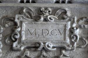 venecia, italia - 15 de septiembre de 2019 - palacio ducal ducal capital de columna detalle de escultura al borde del camino foto