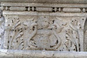 venecia, italia - 15 de septiembre de 2019 - palacio ducal ducal capital de columna detalle de escultura al borde del camino foto