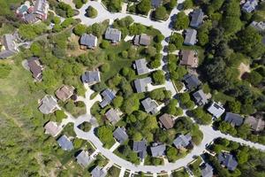 Barrio estadounidense de clase media alta con calle curva en Maryland foto