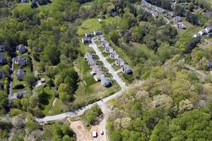 Barrio estadounidense de clase media alta con calle curva en Maryland foto