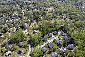 Barrio estadounidense de clase media alta con calle curva en Maryland foto