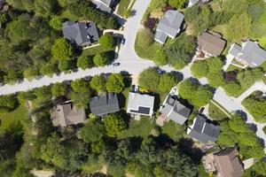 Barrio estadounidense de clase media alta con calle curva en Maryland foto