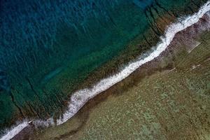 vista aérea de las olas en el arrecife de las islas cook de polinesia foto