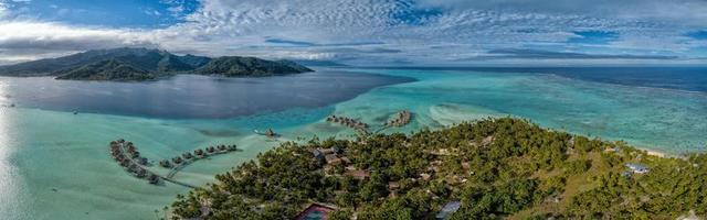 vista aérea de la laguna de la polinesia francesa de la isla de taha foto