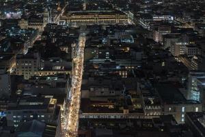 vista nocturna aérea de la catedral de la ciudad de méxico foto