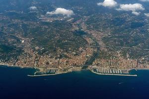 vista aérea de la ciudad de chiavari foto