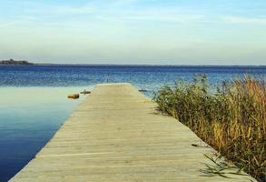 pasarela de madera en el agua foto