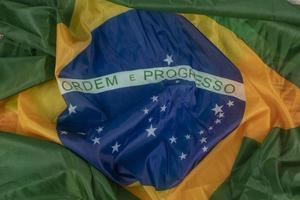 bandera de brasil en una ola como el viento y llenando el marco foto
