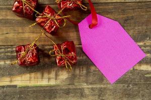 elementos decorativos de navidad junto a la tarjeta con cinta roja y espacio para escribir foto