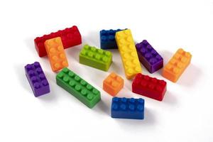 coloridos patrones de bloques de construcción de plástico aislados. juguete para niños foto