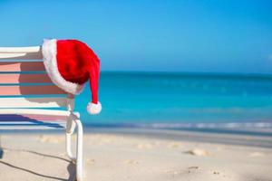 primer plano santa hat en silla longue en playa tropical foto