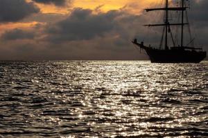 silueta de barco antiguo al atardecer foto