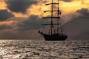 silueta de barco antiguo al atardecer foto