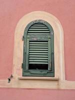Obturador de ventana pintado en Lavagna Village, cerca de Chiavari, Italia foto