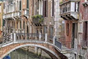 Reflexiones del puente y el canal de Venecia. foto