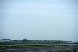 avión aterrizando en el aeropuerto schipol amsterdam foto