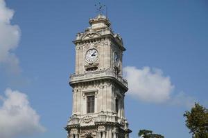 torre del reloj dolmabahce en estambul, turquía foto