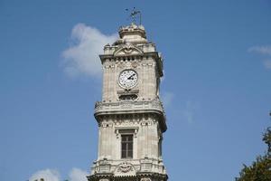 torre del reloj dolmabahce en estambul, turquía foto