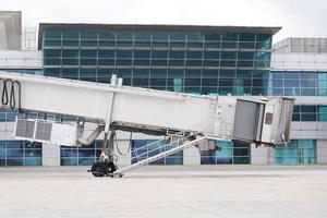 una puerta en el aeropuerto de ataturk en estambul, turkiye foto