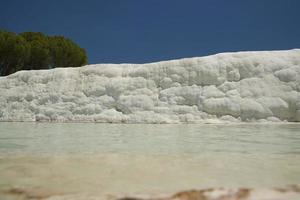 terraza de travertino en pamukkale en denizli, turkiye foto