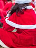 niñas en traje rojo en la fiesta de navidad de la escuela primaria foto