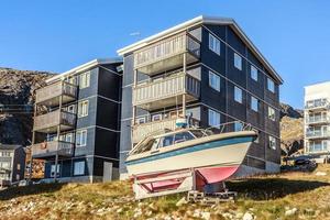 Casa groenlandesa con lancha almacenada durante el invierno, Nuuk, Groenlandia foto