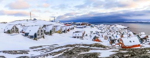 casas inuit cubiertas de nieve. panorama de primavera de la ciudad de nuuk, groenlandia foto