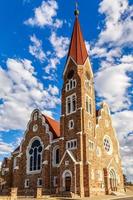 iglesia luterana de cristo con cielo azul y nubes en el fondo, windhoek, namibia foto