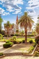 iglesia de cristo luterano y parque con palmeras en frente, windhoek, namibia