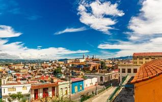 panorama del centro de la ciudad con casas antiguas y barrios marginales pobres, santiago de cuba, cuba foto