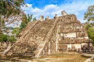 pequeña pirámide maya en el bosque, sitio arqueológico de chichén itzá, yucatán, méxico foto