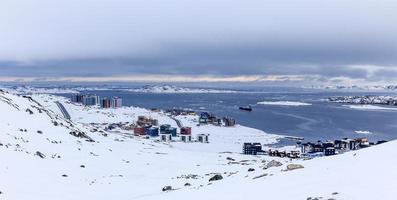 Bloques de vida inuit en el fiordo, capital ártica de la ciudad de Nuuk, Groenlandia