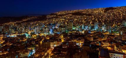vista panorámica nocturna del distrito comercial central iluminado, la paz, bolivia, sudamérica foto