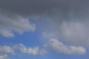 clima tormentoso y nubes oscuras foto