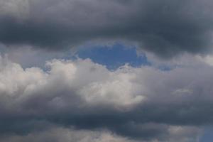 clima tormentoso y nubes oscuras foto