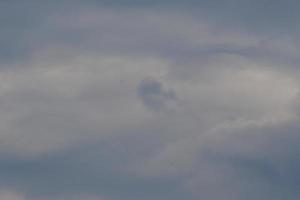 clima tormentoso y nubes oscuras foto