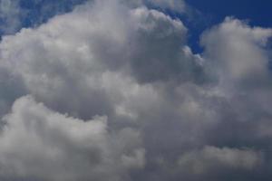 clima tormentoso y nubes oscuras foto